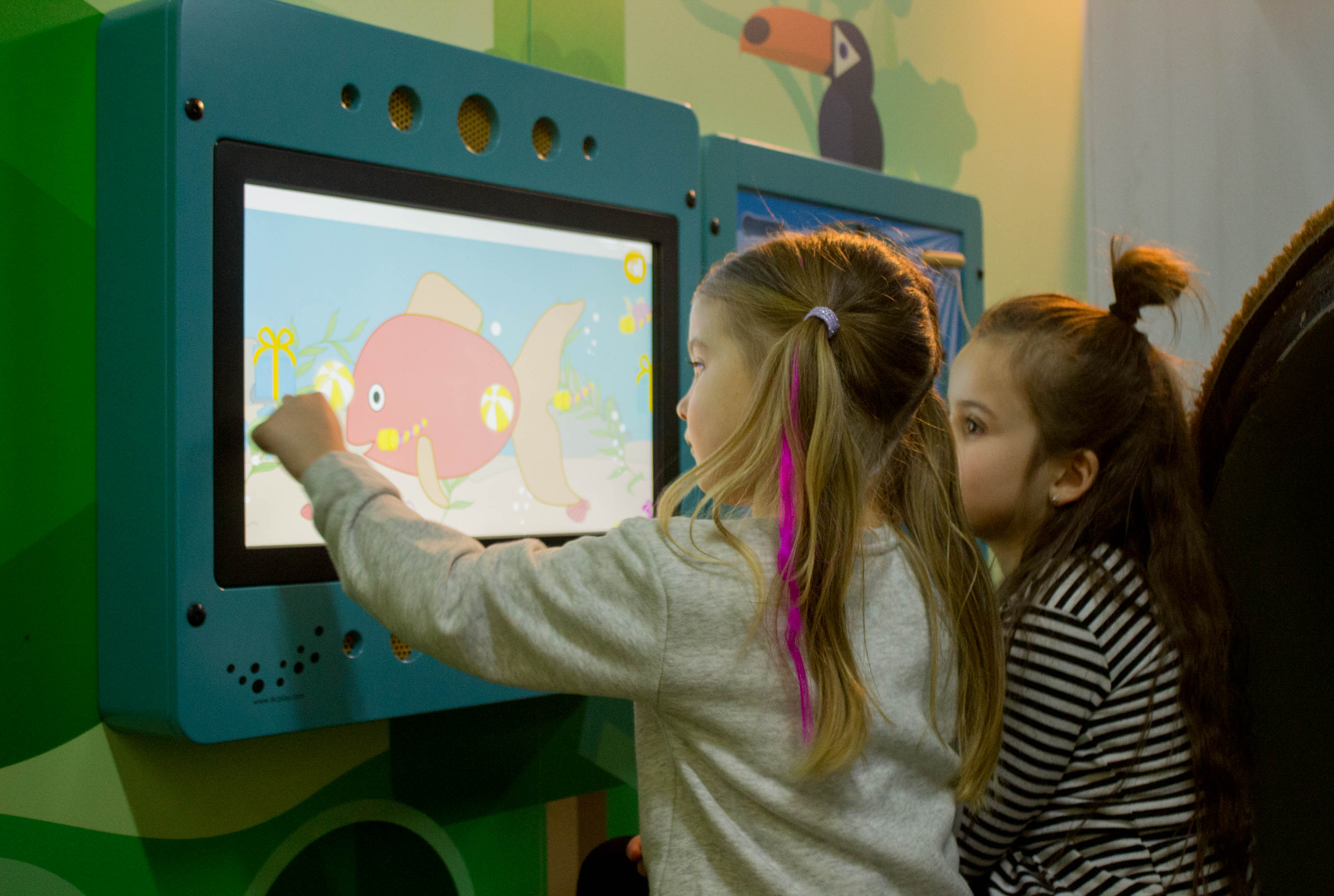 двое детей, играющих с интерактивными игровыми системами IKC